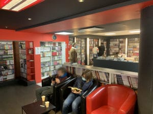 espace detente lecture du manga café de paris